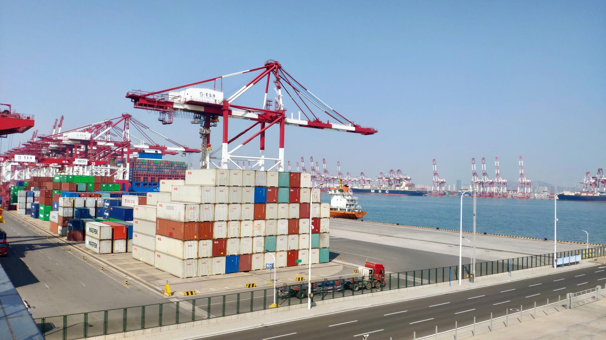 实拍组图现代化的青岛前海湾自动化集装箱码头