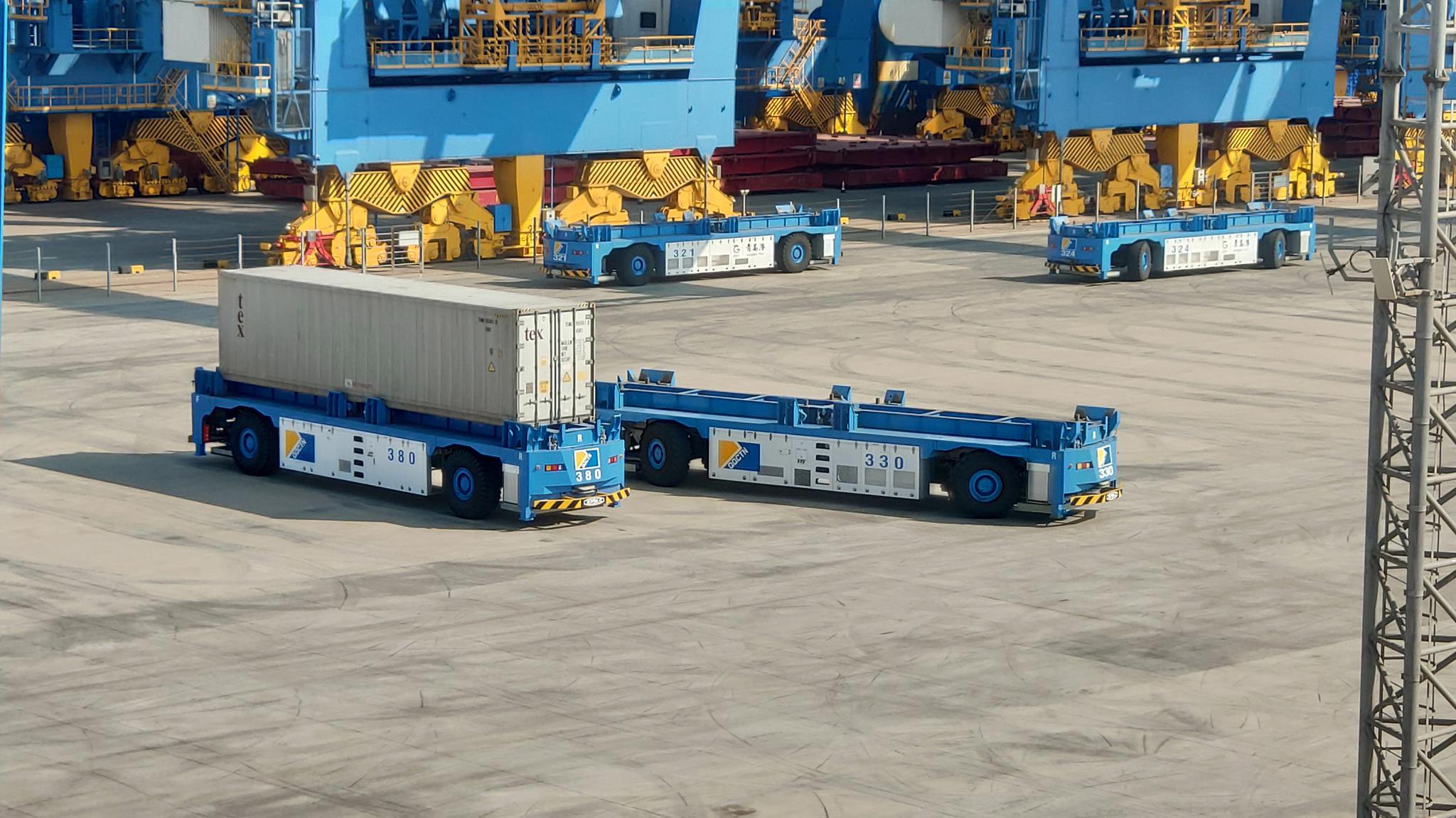 实拍组图现代化的青岛前海湾自动化集装箱码头