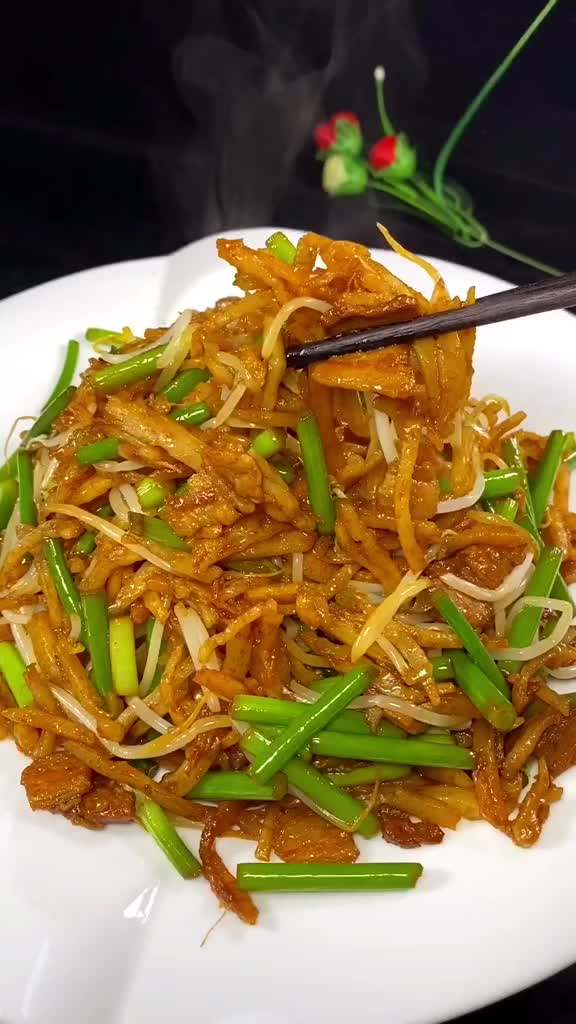 蒜苔炒饼丝这样做简单省事还好吃