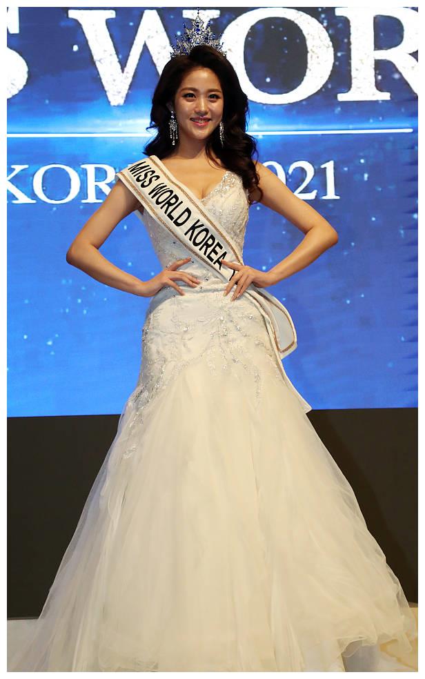 众佳丽齐争艳！23岁模特金智秀夺<a href=