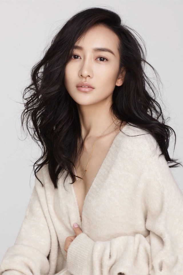 女星王鸥慵懒睡衣休闲写真