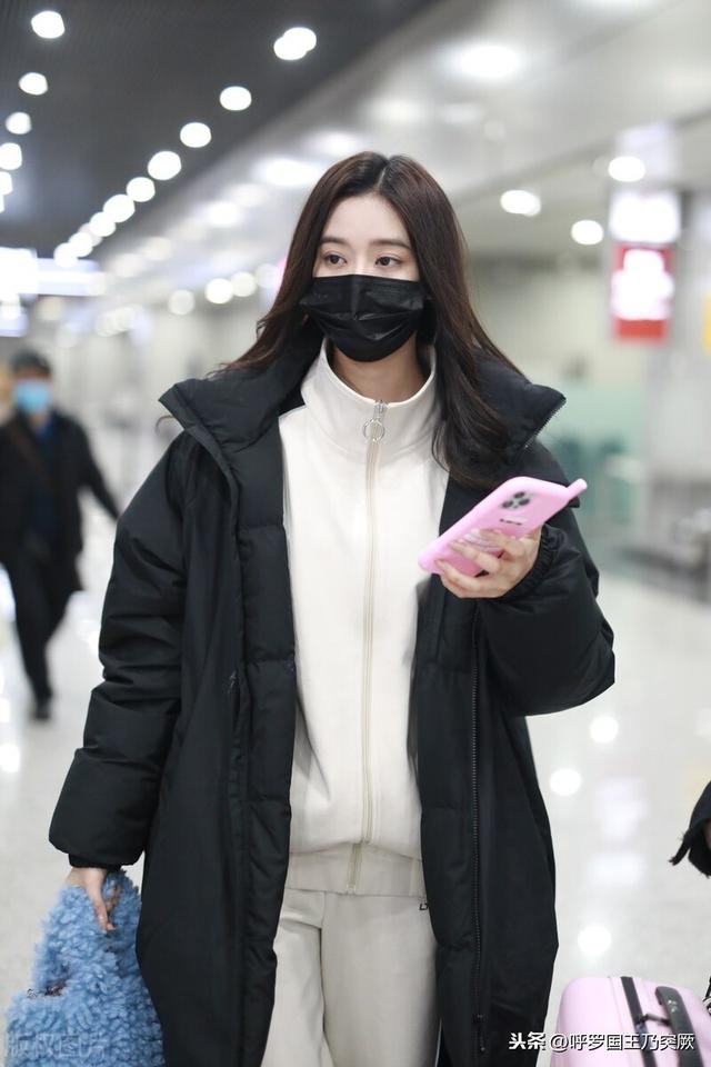 街拍:徐艺洋穿黑色羽绒服配运动套装搭蓝色毛绒包,尽显甜美可爱