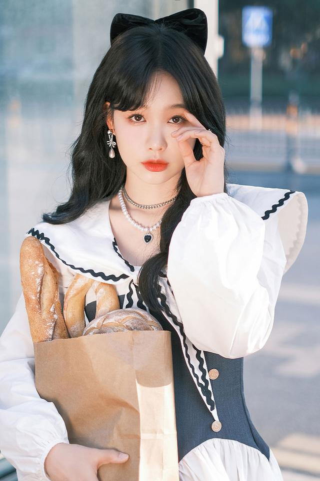 徐梦洁学院风连衣裙复古浪漫戴蝴蝶结发饰笑容甜美