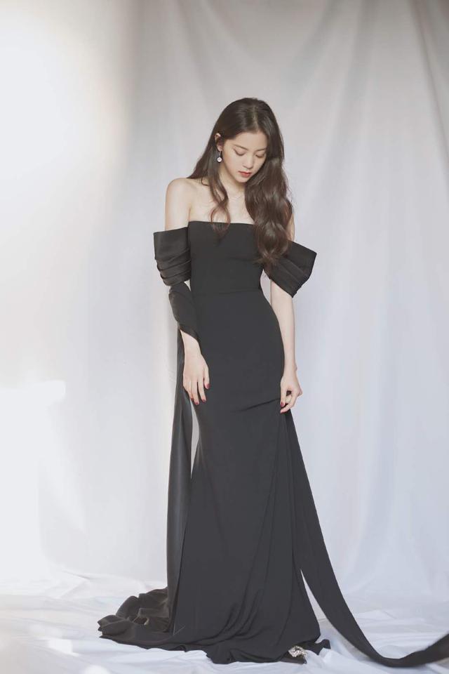 欧阳娜娜的风格百变又亮眼,穿上这件黑色礼服娇媚又俏皮的效果格外