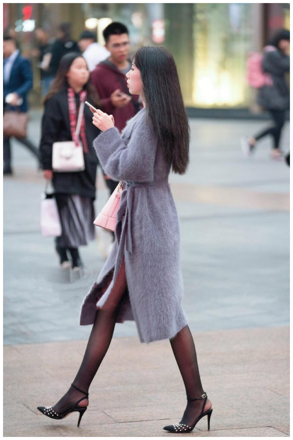 浅色短款羽绒服搭配灰色袜靴,干净优雅,清纯灵动