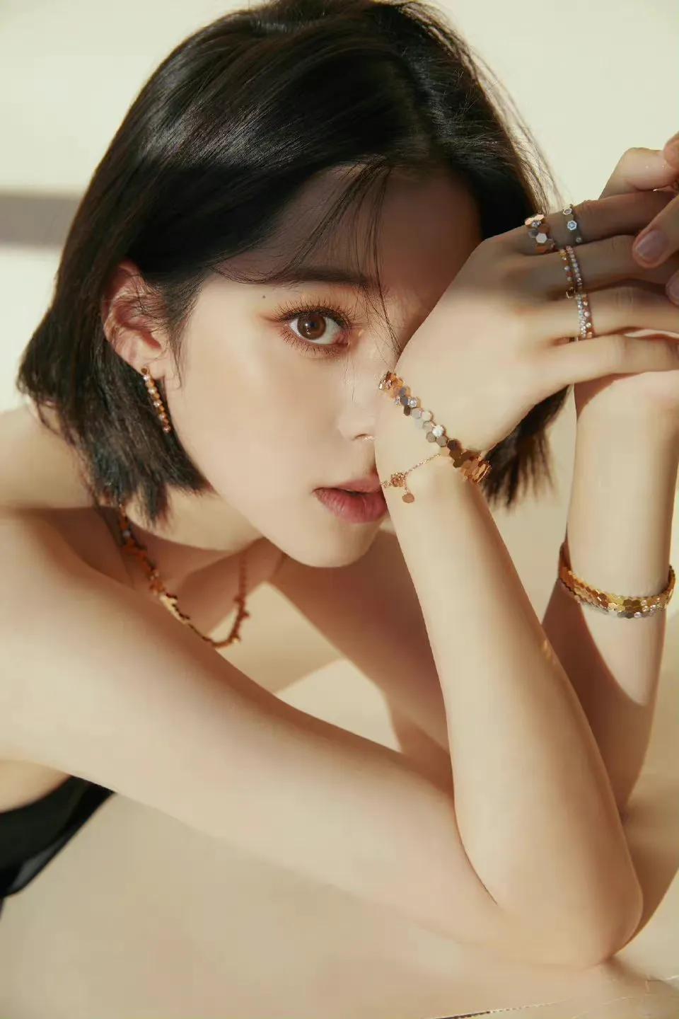 欧阳娜娜,肌肤如玉,唇红齿白!