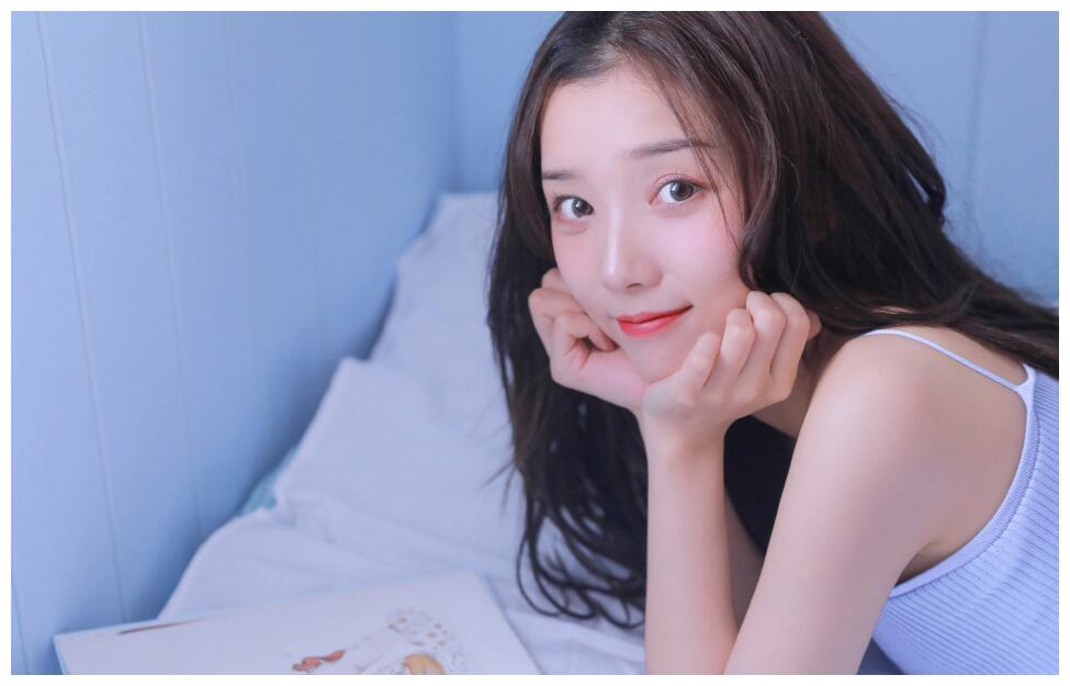 傲人上围抹胸吊带裙美女模特时尚私房撩人写真