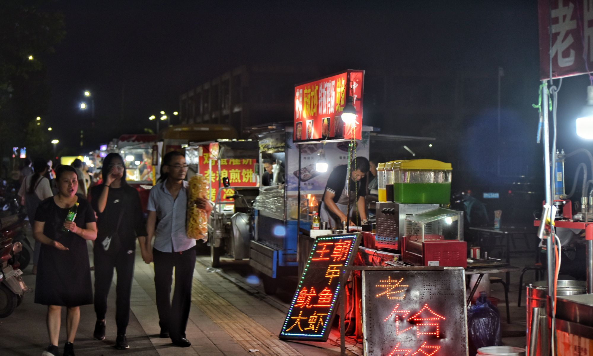 发展地摊经济,增强城市活力—拍摄于山西临猗南城_高清图集_新浪网