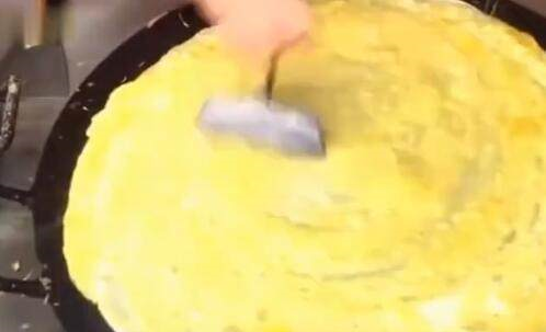 男子街边买煎饼,加了20个鸡蛋,最后大姐把煎饼做成了这样!休闲区蓝鸢梦想 - Www.slyday.coM 男子街边买煎饼,加了20个鸡蛋,最后大姐把煎饼做成了这样!休闲区蓝鸢梦想 - Www.slyday.coM
