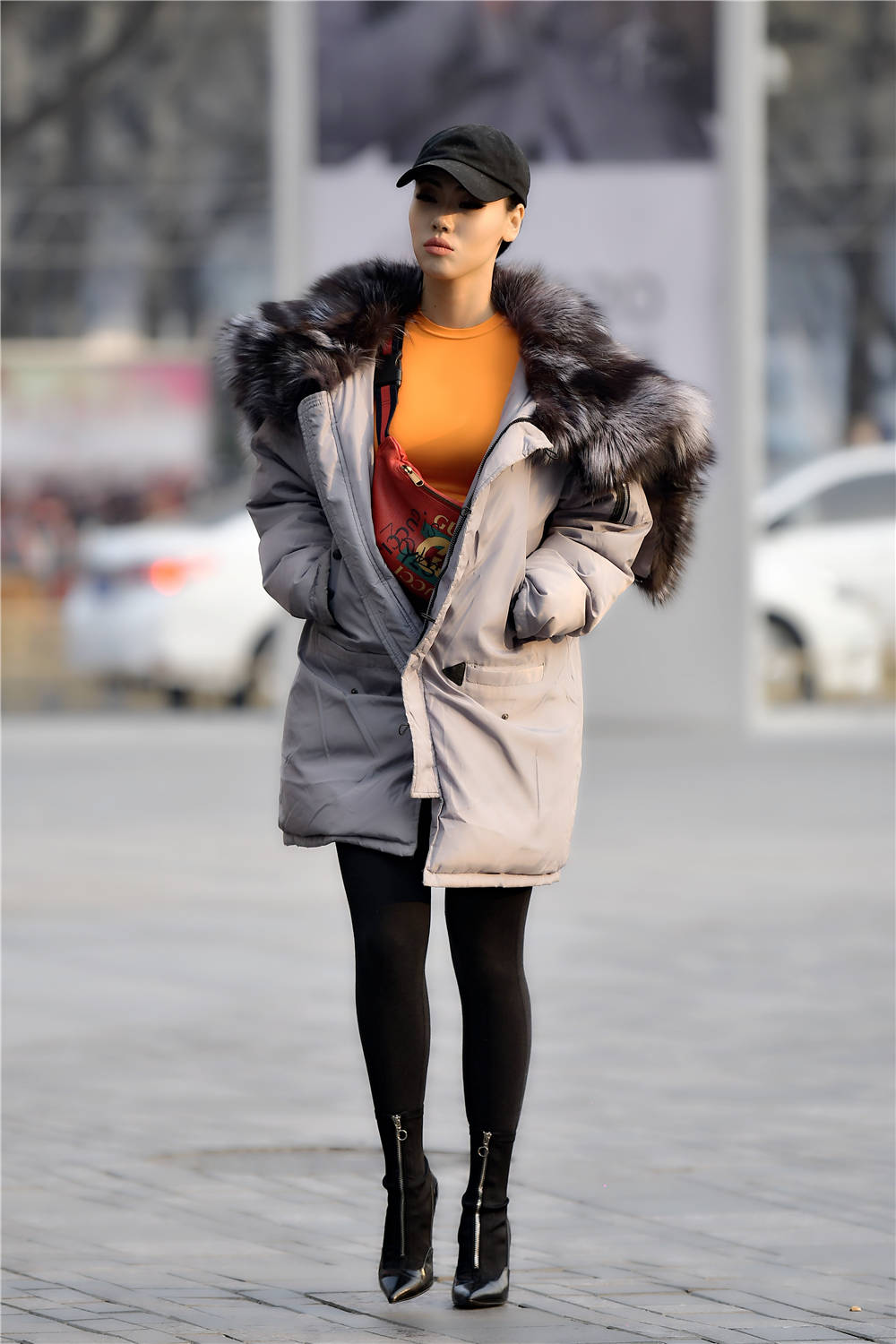 黑色尖头细跟短靴搭配黑色打底裤中长款羽绒服更好暖