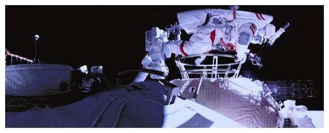 神舟十三号发射成功！宁牺牲也要展示国旗，航天员翟志刚二进太空休闲区蓝鸢梦想 - Www.slyday.coM