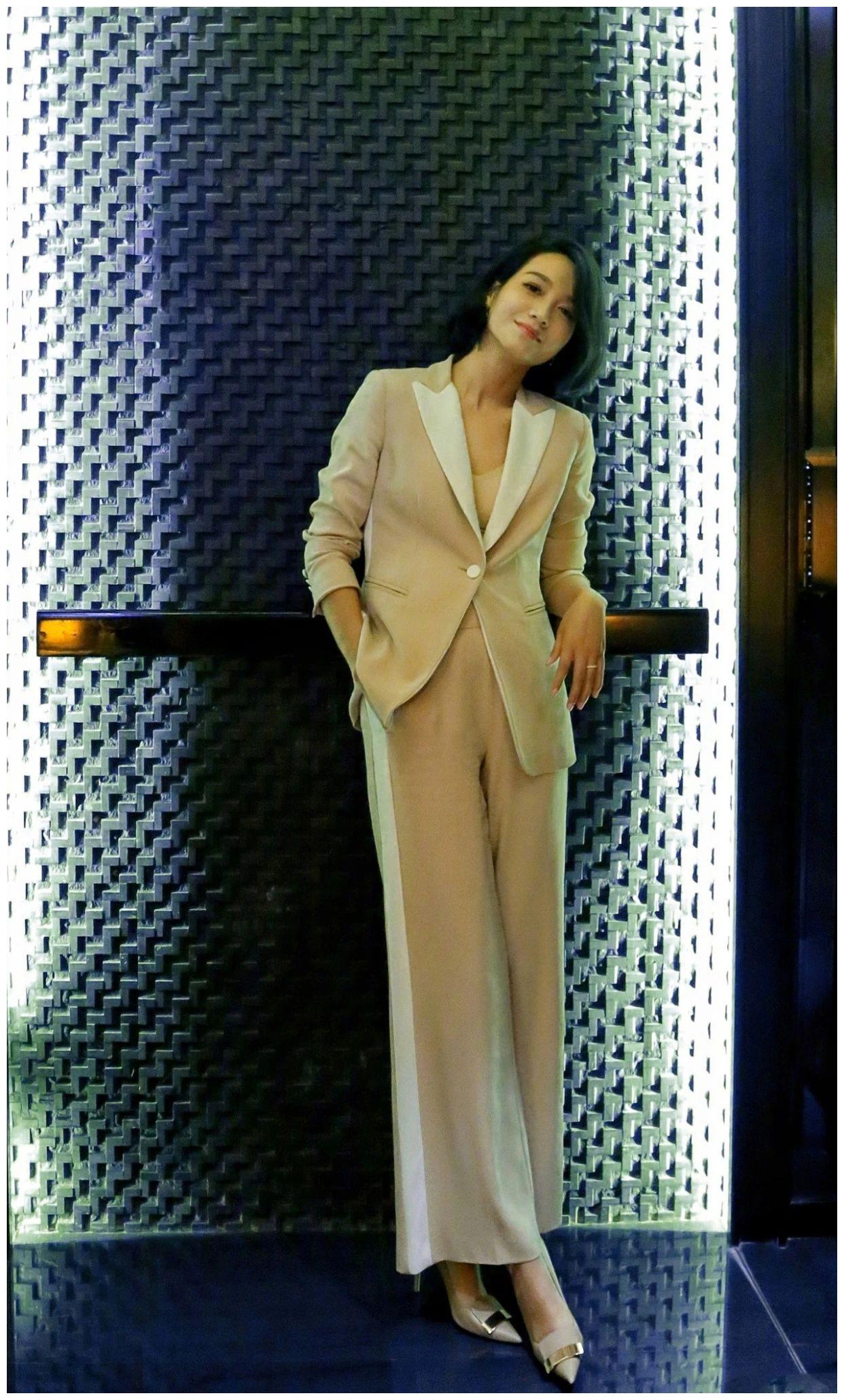 穿红色针织衫配百褶裙走机场,淑女显瘦还特洋气|朱丹|百褶裙|针织衫