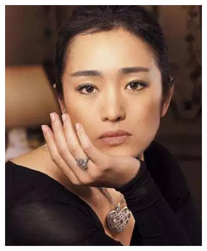 没有精巧的下颌就罢了,也没有没有可人的苹果肌,丰盈的少女脸,卡姿兰