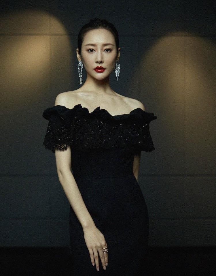 李纯穿衣真放得开大v领礼服高开叉设计太撩人