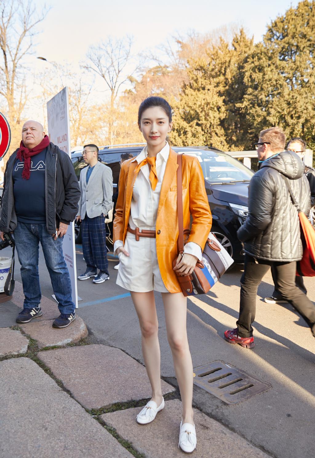 江疏影换造型内搭短一截配金属西装大方炫腹