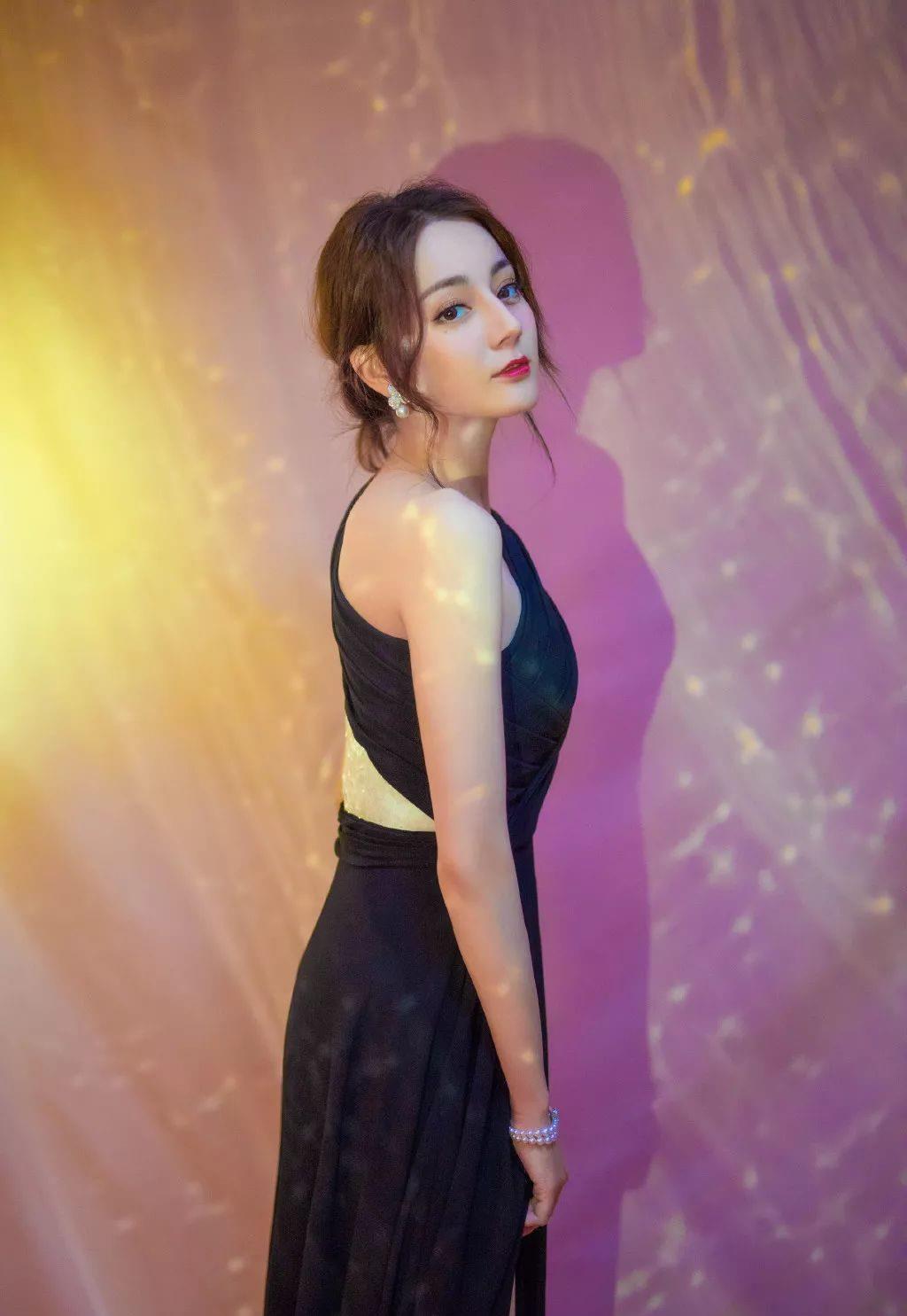 迪丽热巴穿樱花粉裙子美得太不真实了