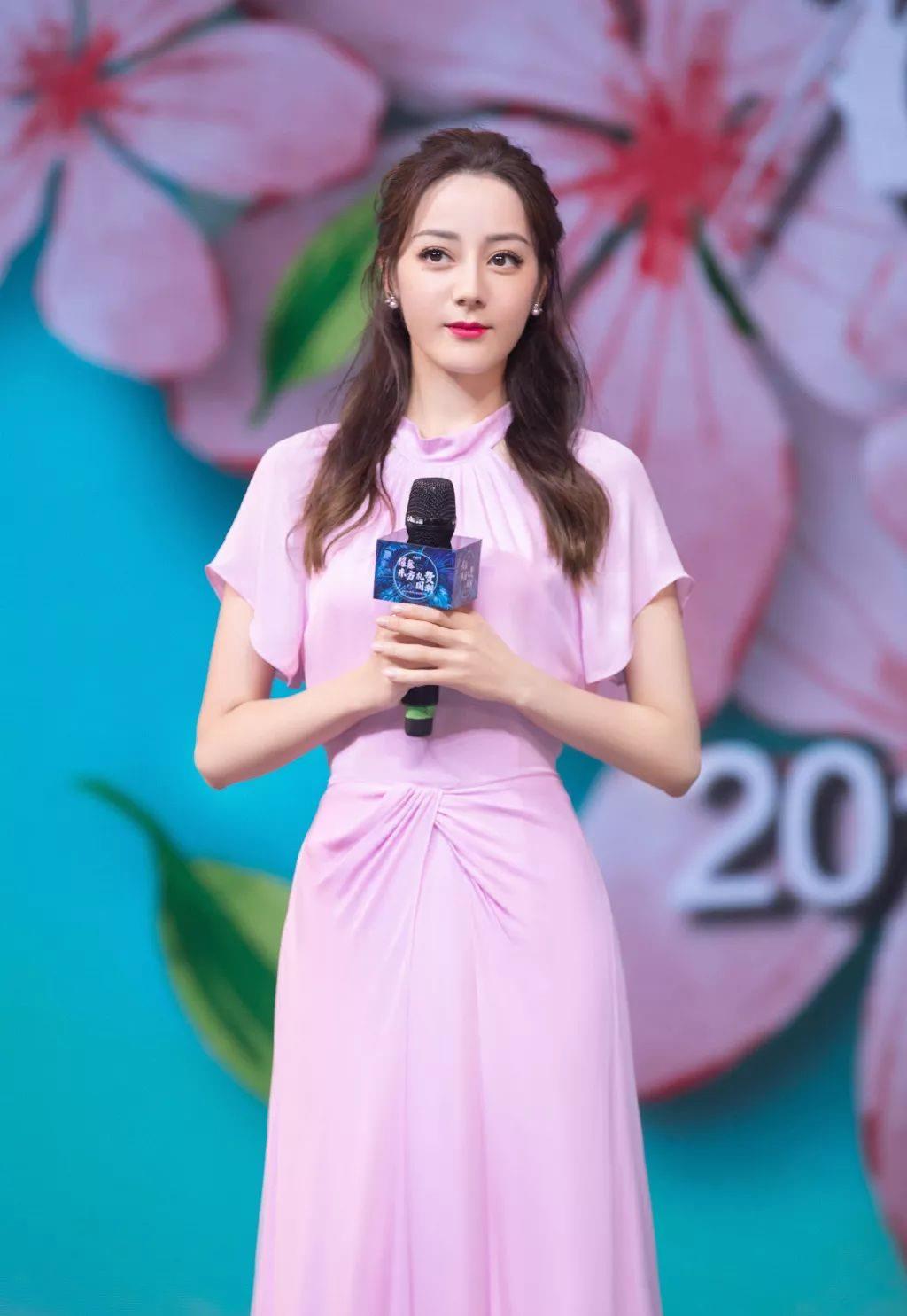 迪丽热巴穿樱花粉裙子美得太不真实了