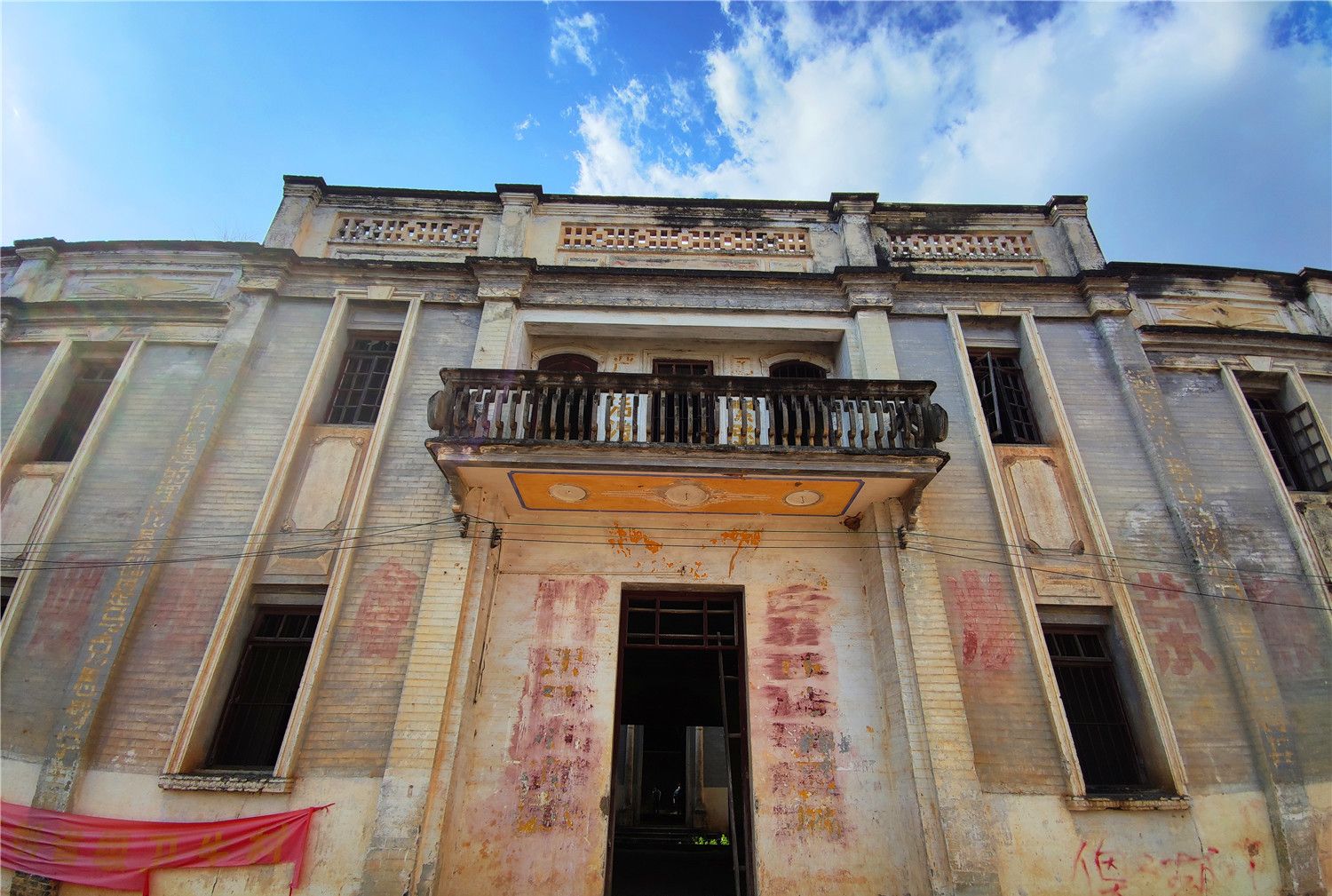 探访:广东郁南一幢民国建筑,弃于路边,免费参观感受