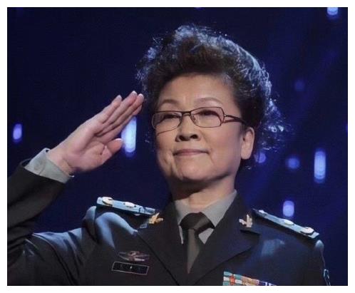 国家一级演员宋春丽,终生未生育,却在61岁当奶奶的年龄当了母亲