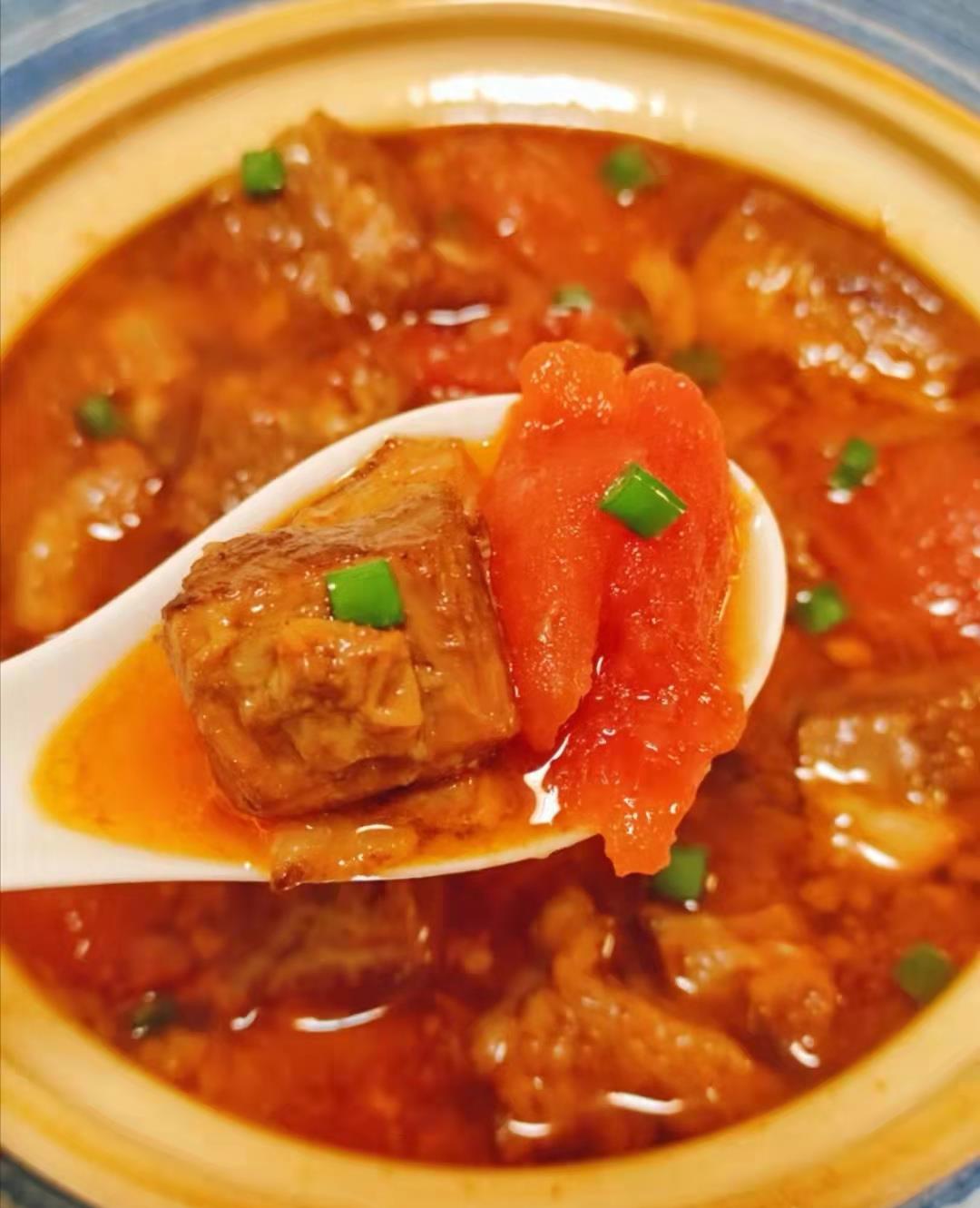 今天教大家做一个家庭版的番茄牛腩汤,味美鲜香,一家老小都爱吃.