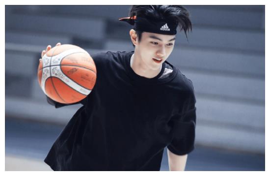 许凯打篮球被抓拍,镜头下跳跃投篮的模样,像极了"球场扛把子"__财经