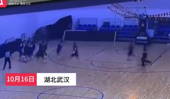 武汉盛帆女篮与华中科技大学女篮热身赛爆发大规模冲突,场面失控 武汉盛帆女篮与华中科技大学女篮热身赛爆发大规模冲突,场面失控