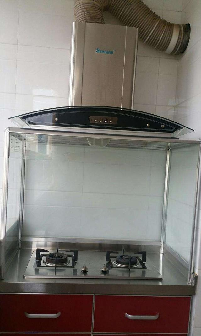 油烟机没包柜里,光秃秃难看,拼个玻璃罩子围上去,顿时好看许多
