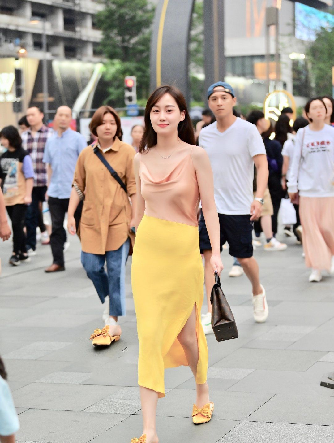 夏天时候穿哪种冰感面料比拟凉爽|而且出汗不粘人 (夏天时候穿哪些衣服)