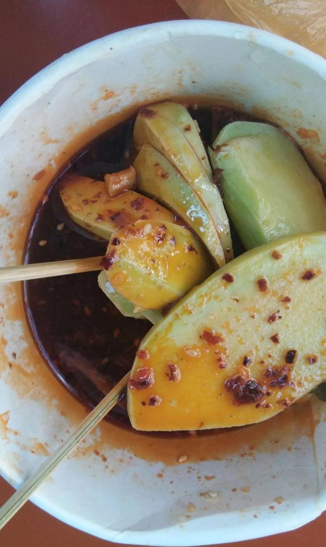 芒果蘸辣椒面加糖和酱油你吃过吗