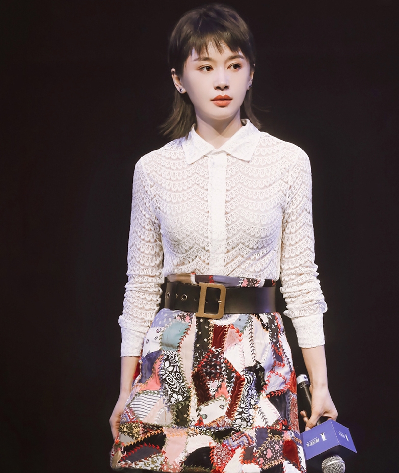 王子文机场穿一身绿,换上花裙薄纱衫,秒变美少女!