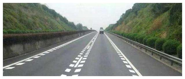 高速路面新出现的鱼骨线行驶时需留意一不小心就会被扣分