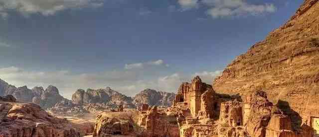 佩特拉古城：约旦南部沙漠中的神秘古城之一