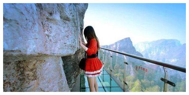 玻璃栈道是透明的,女生穿裙子会"一览无余"吗?看完你就明白了