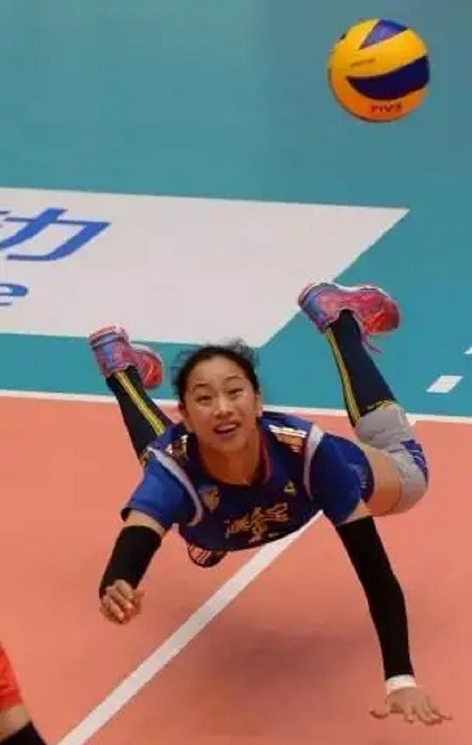 请欣赏丁霞的标准鱼跃救球天津女排自由人王茜鱼跃也很精彩