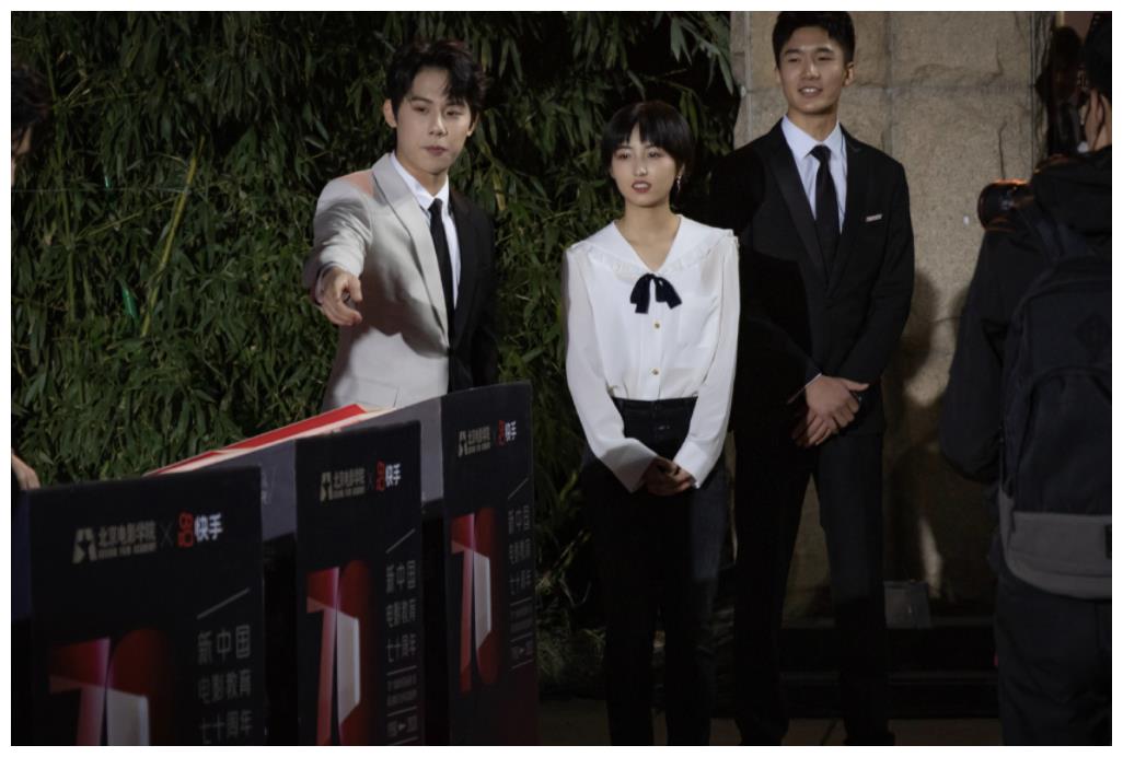 张子枫焉栩嘉刘家祎主持北电校庆,出场方式新颖,网友却关注身高