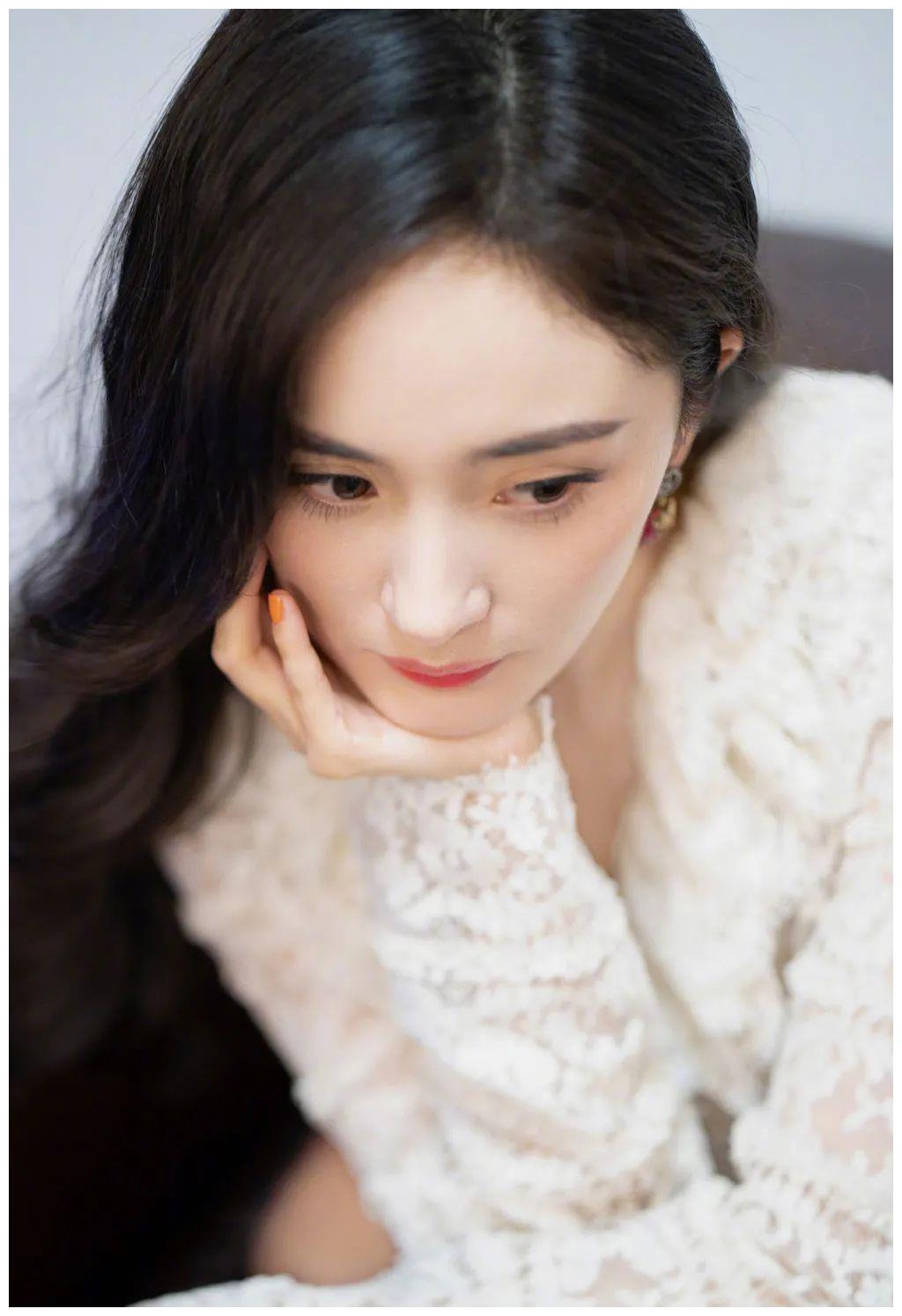 杨幂壁纸:今日份卷发幂好美好温柔,你在我面前永远都闪闪发光