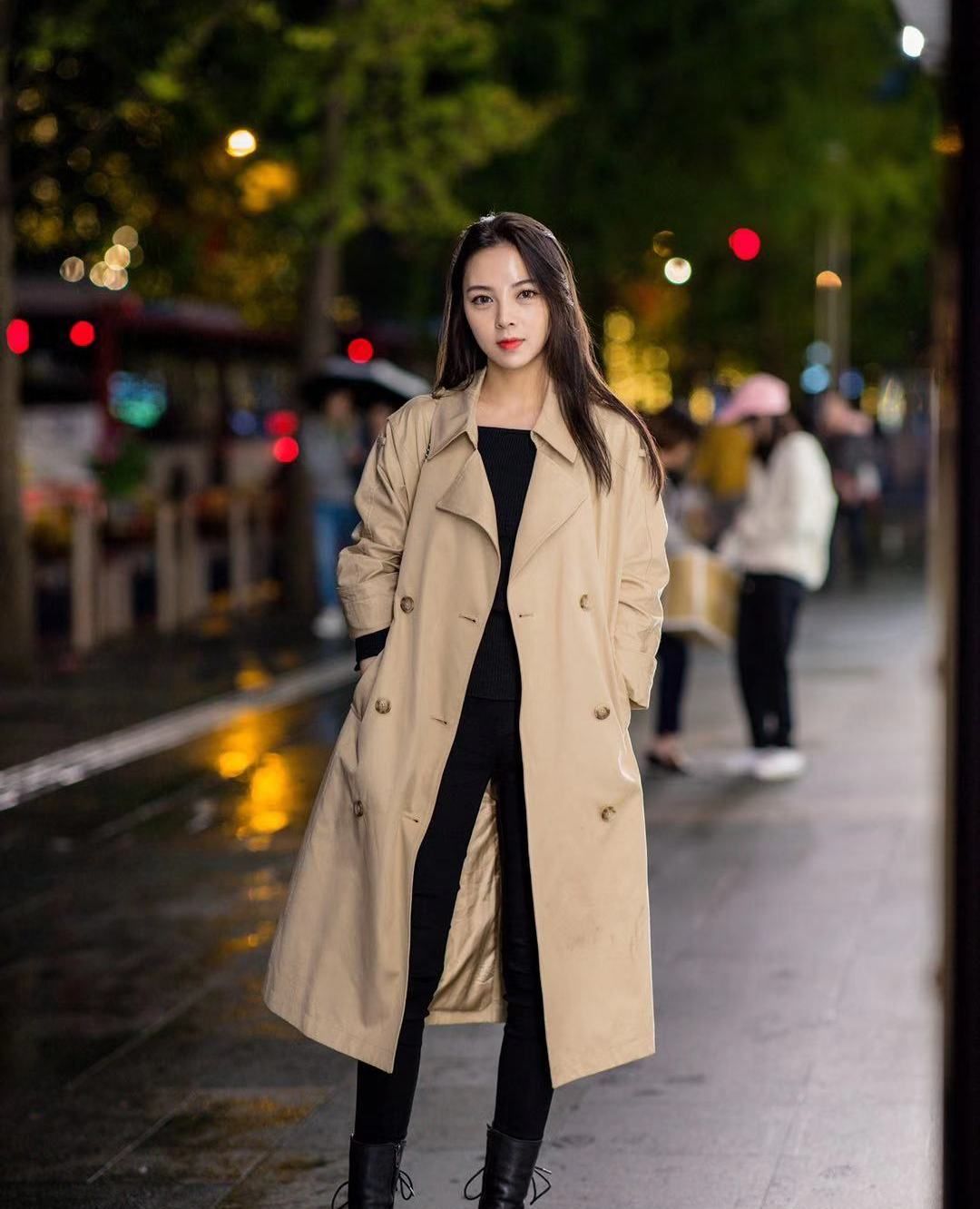 街拍:小姐姐卡其色长款风衣搭配黑色紧身裤,气质时尚优雅