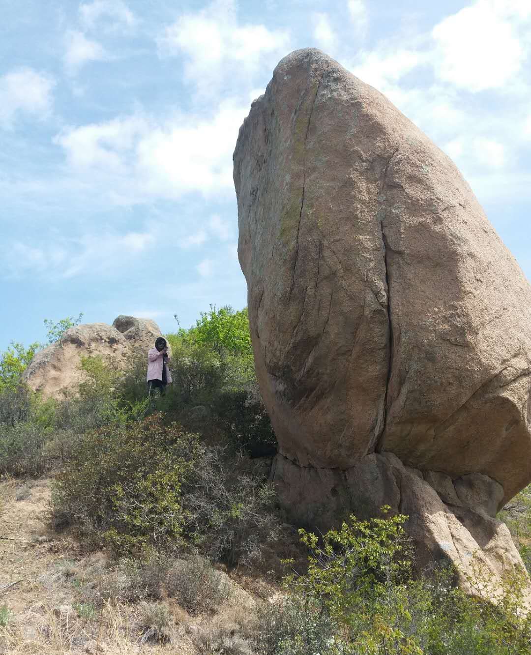 重上月牙山,闲逛热溪边,笑看天外来石,领略山光水色