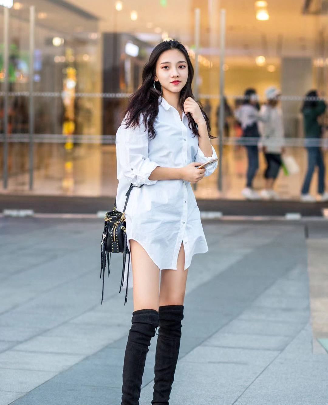 街拍,小姐姐白色衬衣搭配黑色过膝长靴,长发飘飘气质优雅