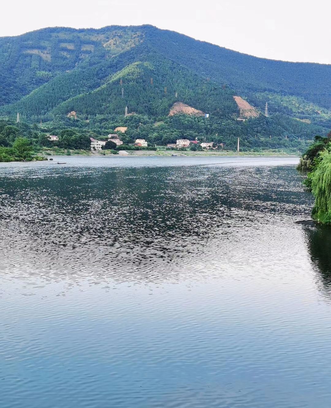 黄昏小城风景好河边人家乐逍遥