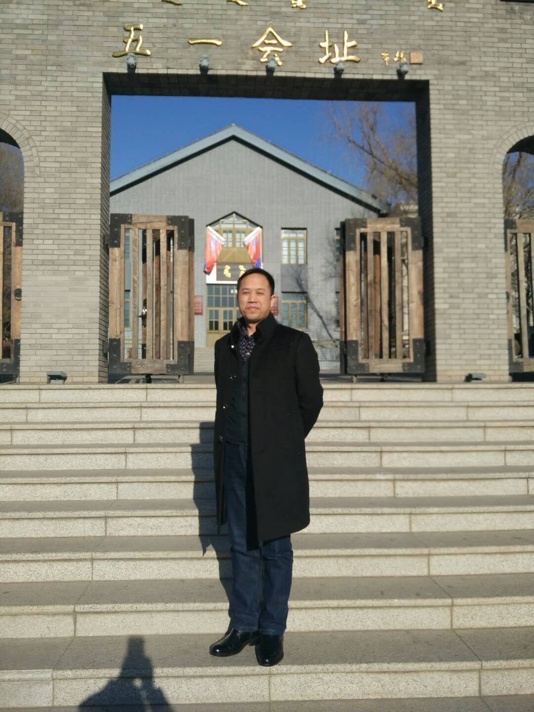 李奇峰作词,杨磊作曲,王宝竟演唱《牵住春天的手》用歌声传递爱