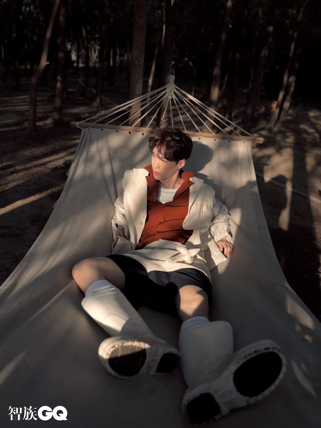 张艺兴登《智族gq》6月刊封面 演绎夏日吃瓜大片