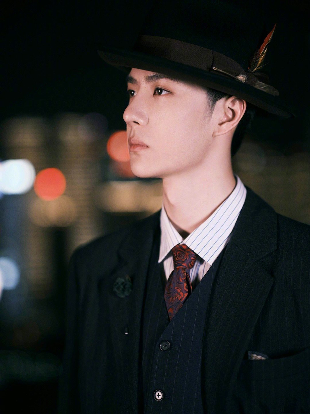 王一博最新写真来袭!一身黑西装搭配红色领带,圆礼帽点缀__财经头条