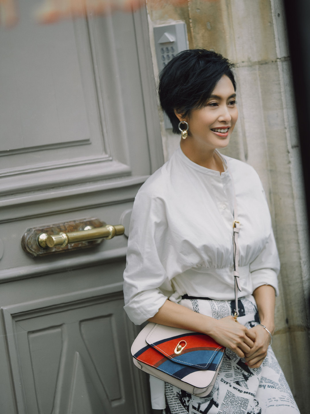 朱茵身穿一件白色衬衫,十分清新淡雅,造型十分简约利落!