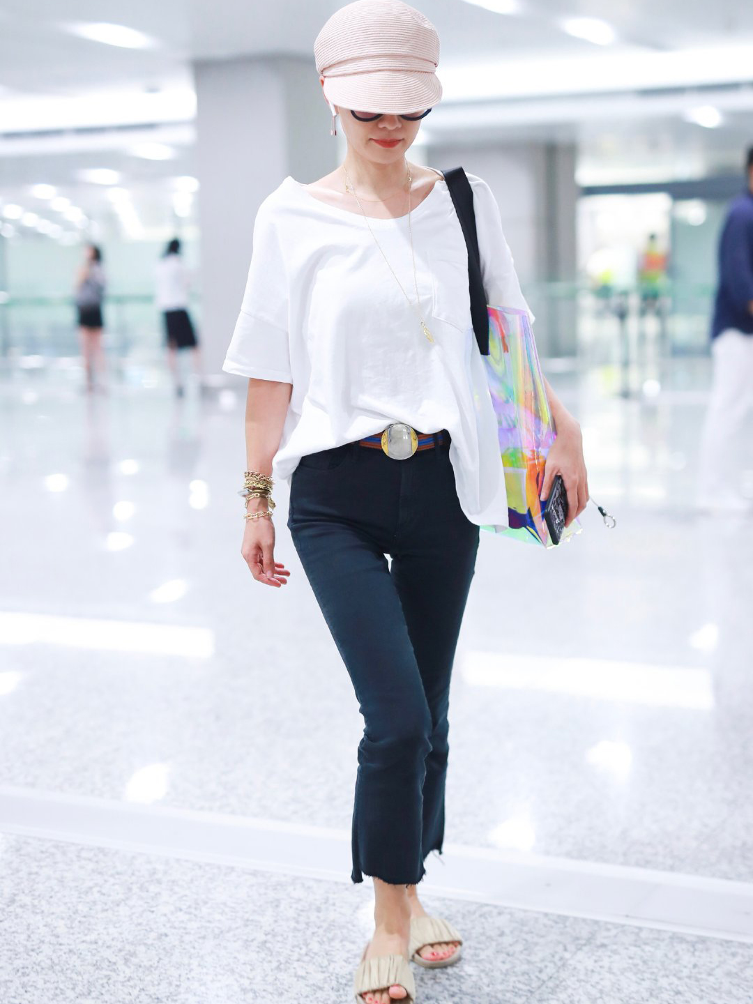 马伊琍现身穿百褶裙大秀长腿离婚后状态越来越好