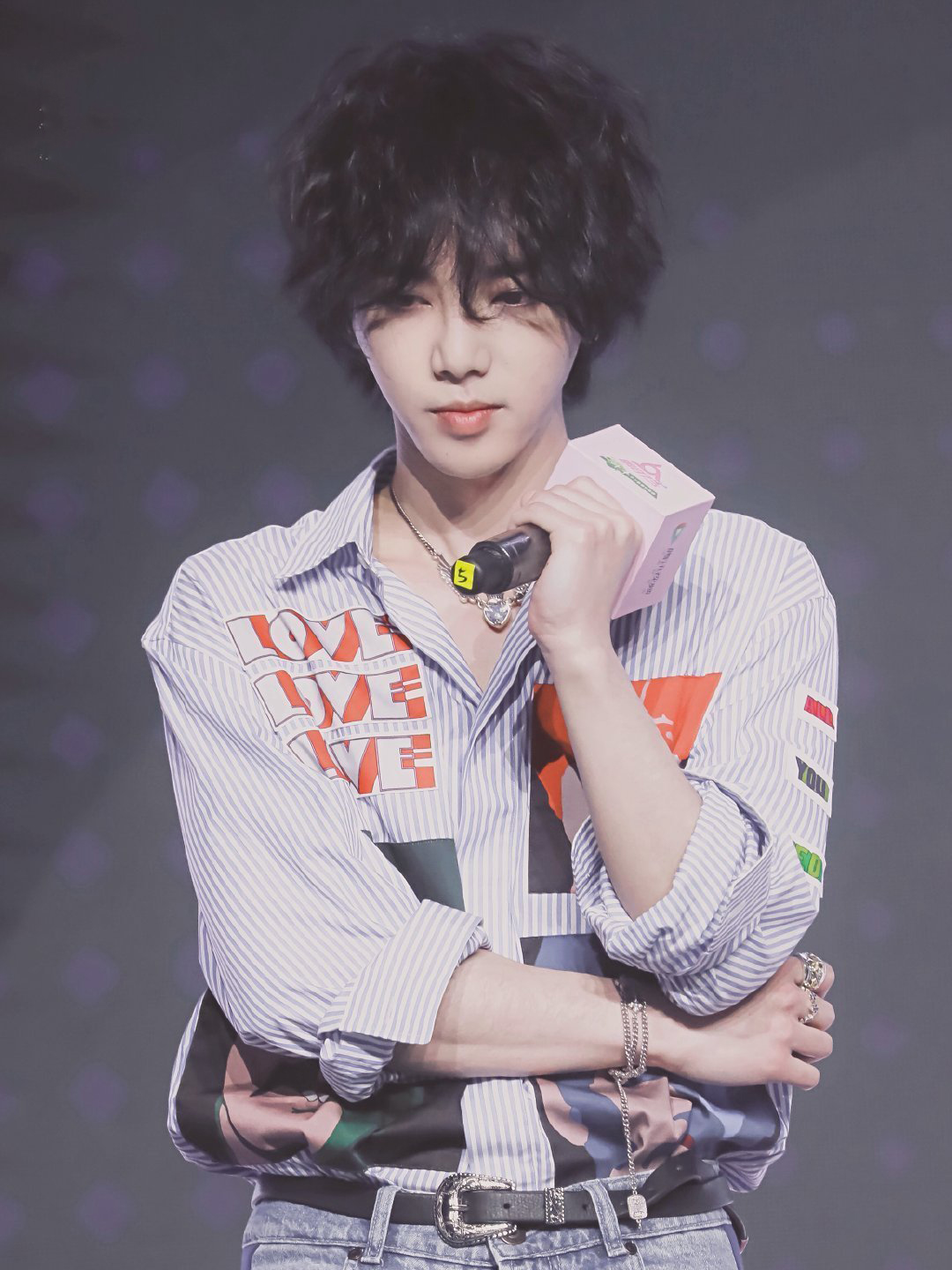 华晨宇换新发型搭配精致妆容秒变漫画脸