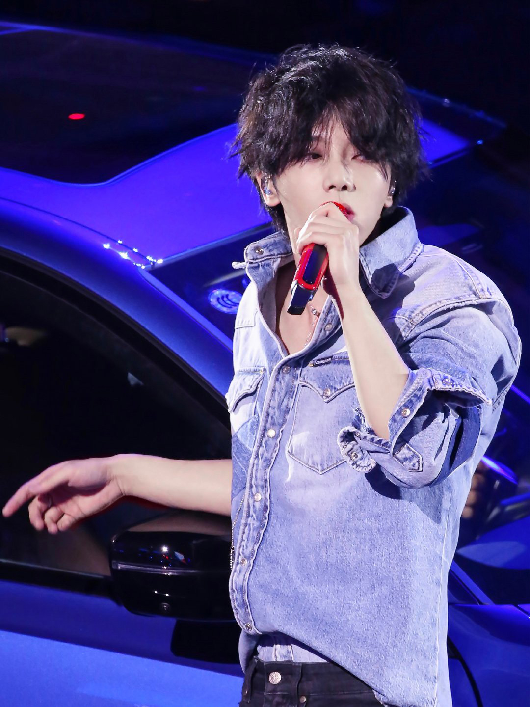 华晨宇换新发型搭配精致妆容秒变漫画脸