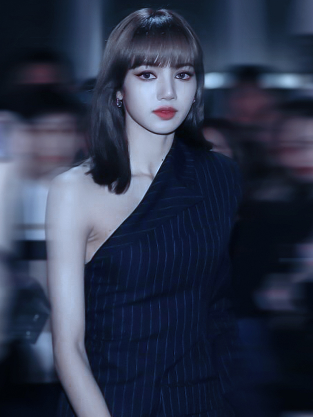 lisa把西装当裙子穿搭配露肩造型芭比身材太抢镜