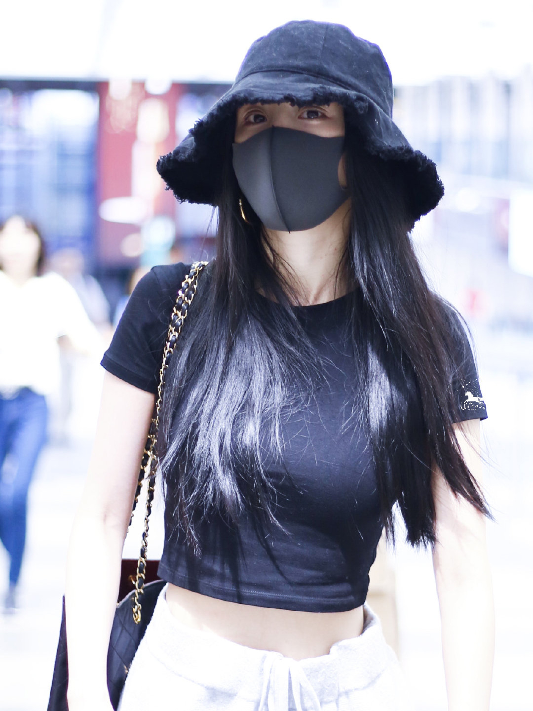 杨幂离婚后越来越性感穿露脐装走机场美得认不出