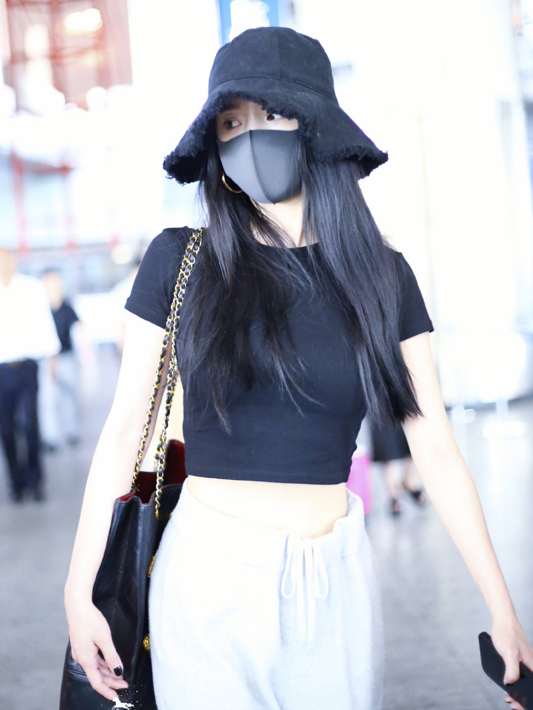 杨幂离婚后越来越性感穿露脐装走机场美得认不出